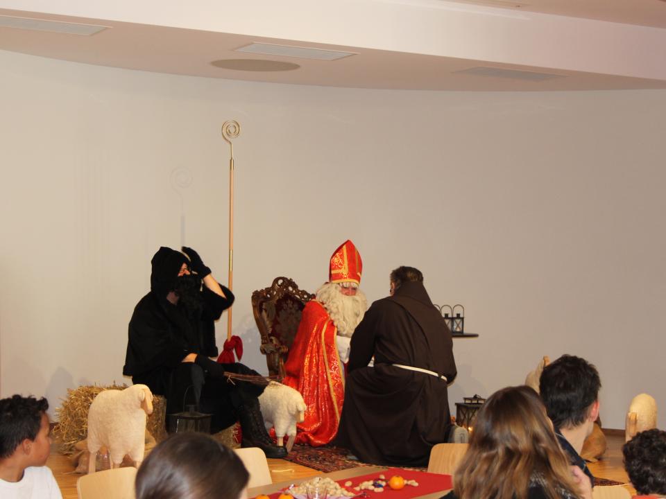 Die Kinder sagen ihr Versli auf