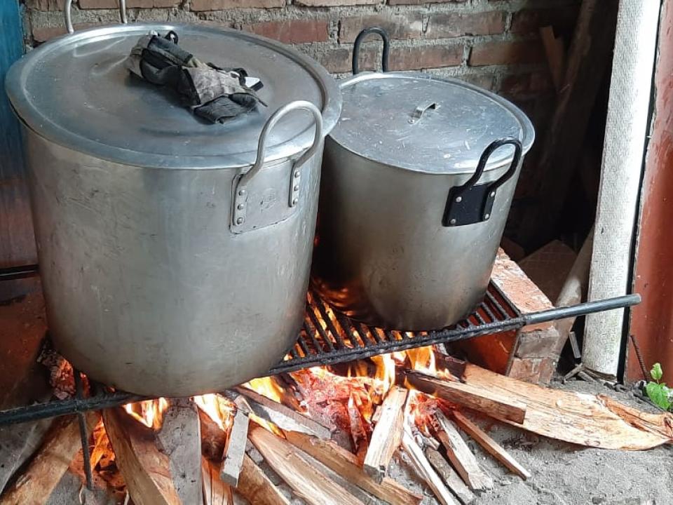 Dona Lolay mit einer anderen Frau am Huhnsuppe zubereiten