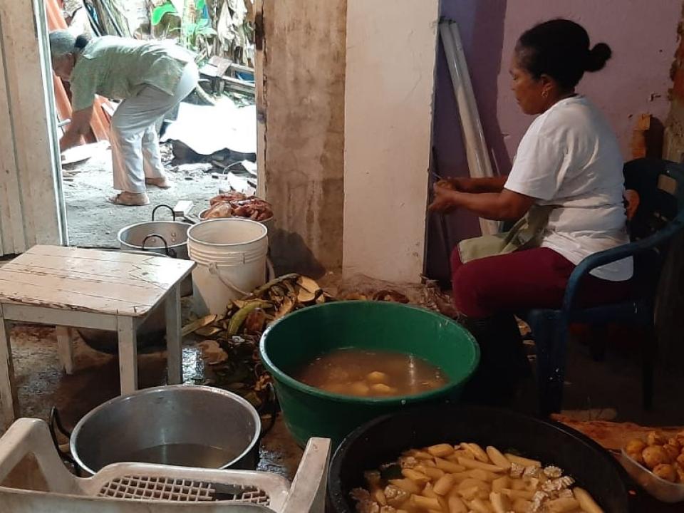 Dona Lolay mit einer anderen Frau am Huhnsuppe zubereiten
