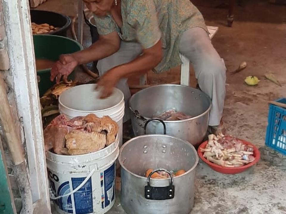 Dona Lolay mit einer anderen Frau am Huhnsuppe zubereiten