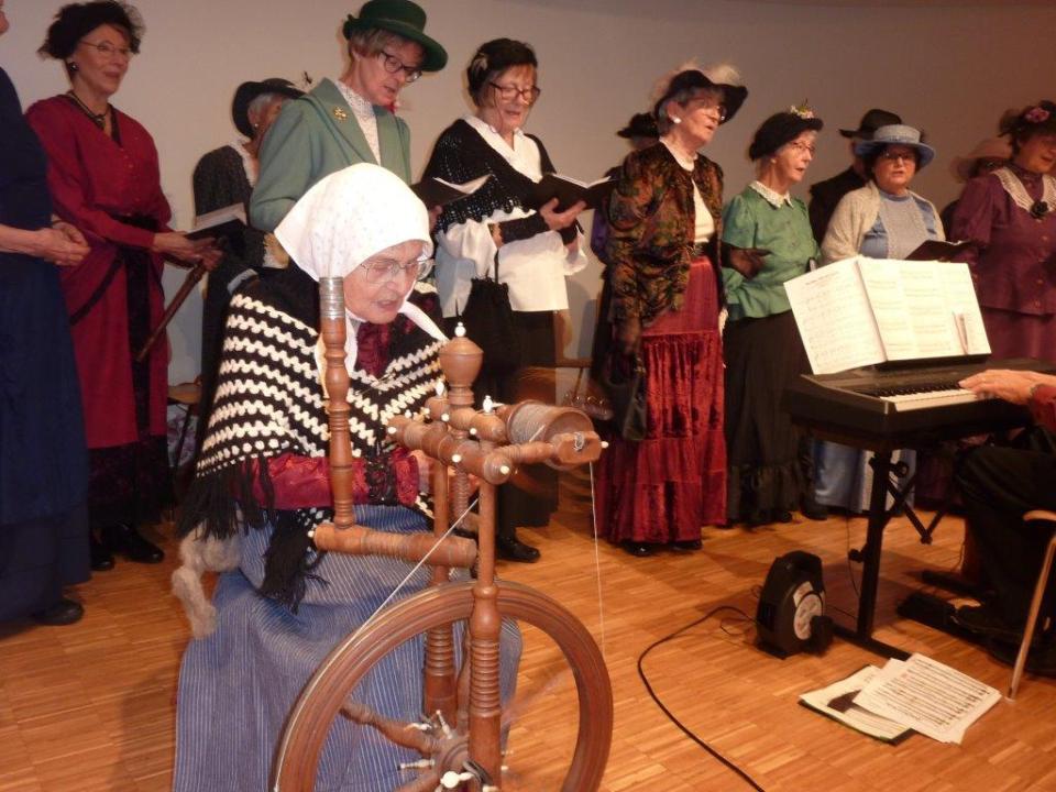 Sängerin am Spinnrad