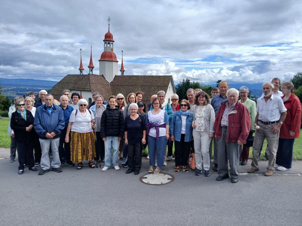 Reisegruppe vor der Kirche Hergiswald