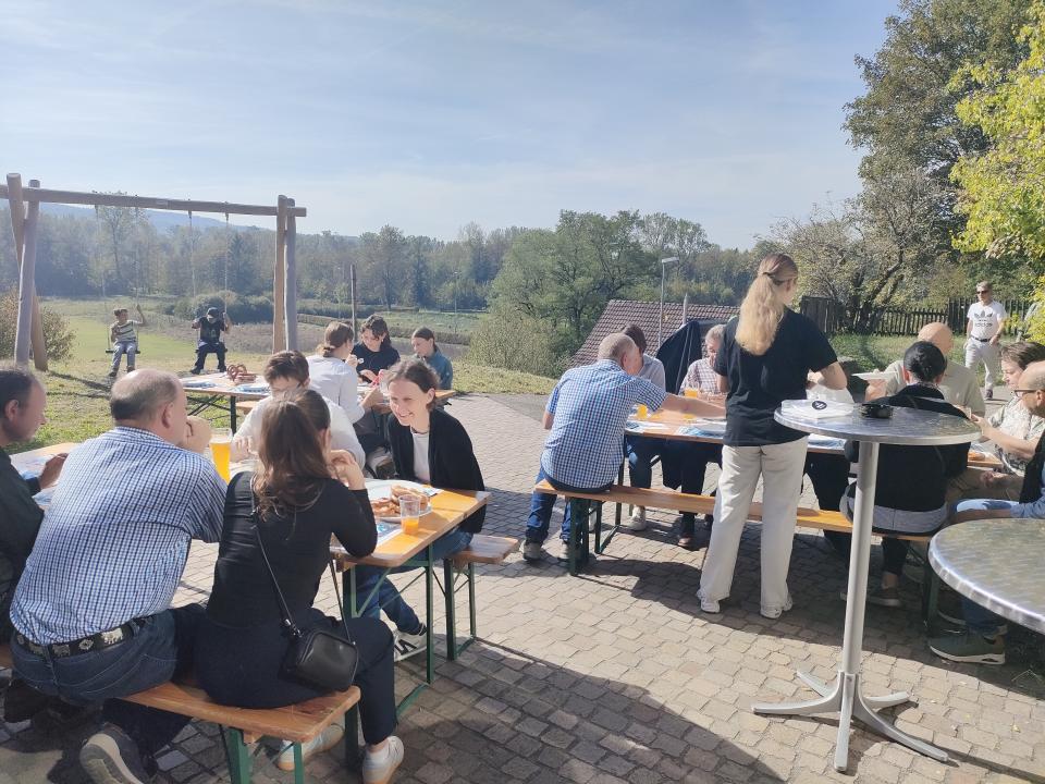 Auch draussen wurde noch getischt und bei herrlichem Wetter die Weisswurst genossen