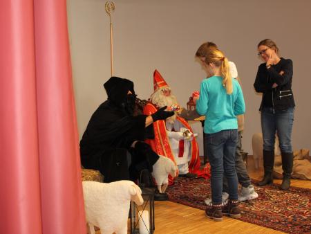 Die Kinder sagen ihr Versli auf