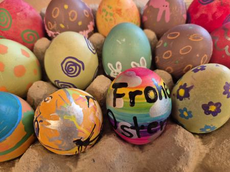 Minis verzieren Ostereier für die Osternachtfeier 2026, MÜLLHEIM